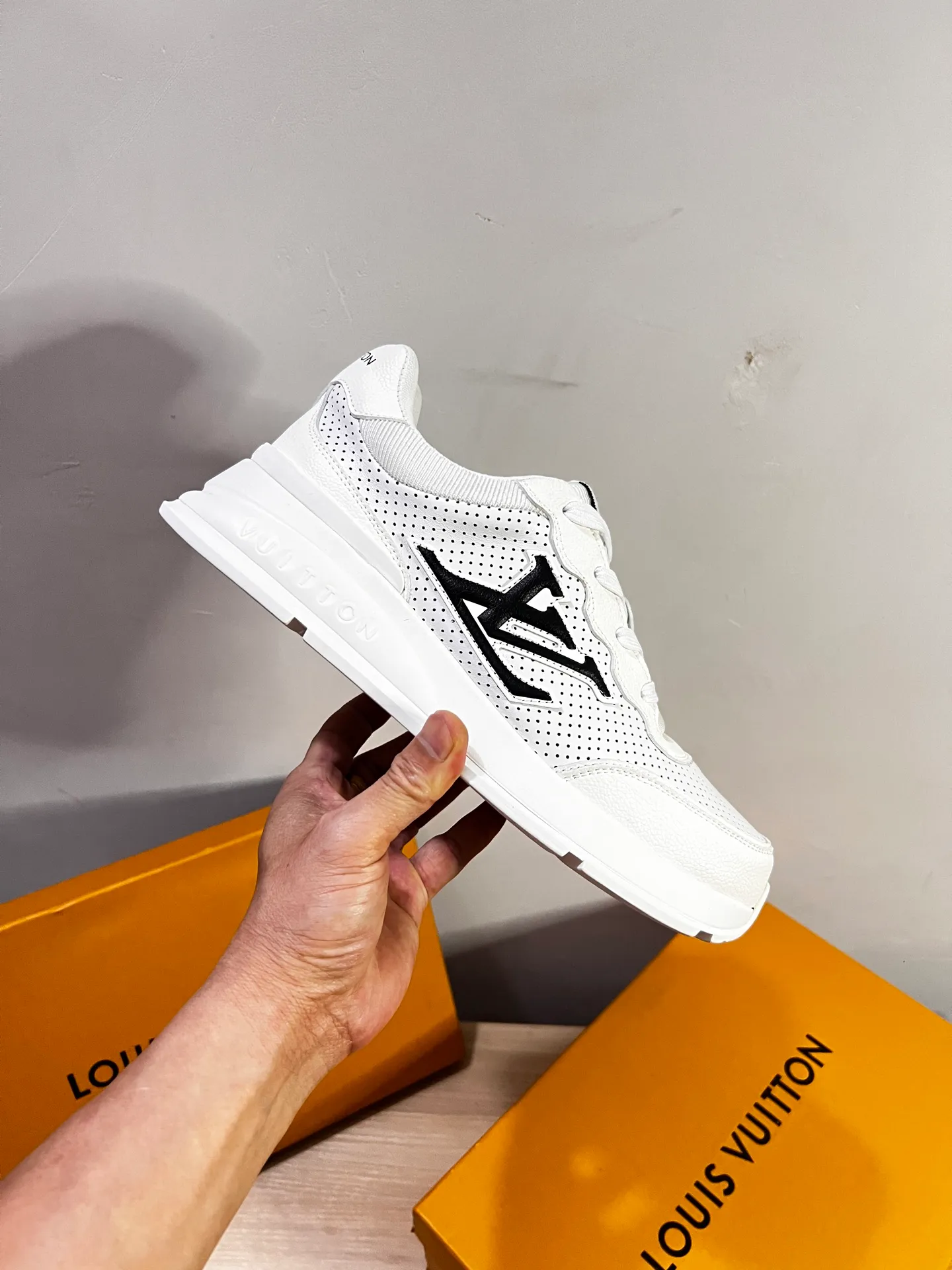 Factory price: 438💰LV men's classic casual sneakers. This sneaker is made of soft cow leather and has a classic logo. The classic logo shapes the elegant upper. The thick yet lightweight rubber outsole is embossed with the Louis Vuitton logo. The padded insole and technical lining once again upgrade the comfort experience. The calfskin lining imported from Italy is high-end and comfortable, and the original outsole is light and wear-resistant! Purely handmade, details determine quality! Size: 38-45, customized 45